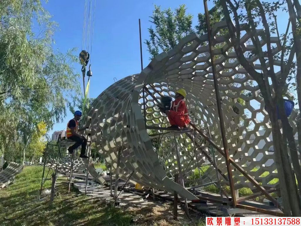 不锈钢廊架雕塑 3